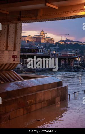 Budapest, Ungheria - 18 settembre 2024: Fiume Danubio inondato. La città da sotto il Ponte Elisabetta. Foto Stock