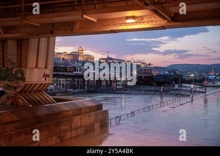 Budapest, Ungheria - 18 settembre 2024: Fiume Danubio inondato. Vista della città da sotto il Ponte Elisabetta. Foto Stock