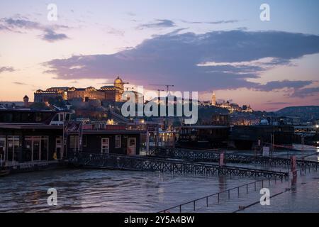 Budapest, Ungheria - 18 settembre 2024: Fiume Danubio inondato. Vista della città da sotto il Ponte Elisabetta. Foto Stock