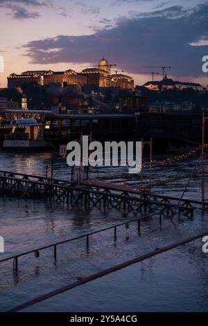 Budapest, Ungheria - 18 settembre 2024: Fiume Danubio inondato. La città da sotto il Ponte Elisabetta. Foto Stock