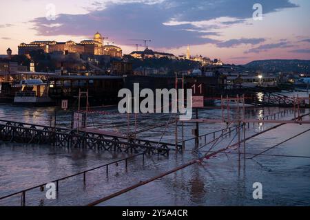 Budapest, Ungheria - 18 settembre 2024: Fiume Danubio inondato. La città da sotto il Ponte Elisabetta. Foto Stock