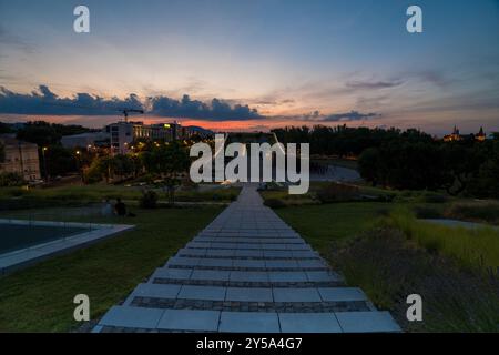 Budapest, Ungheria - 19 luglio 2024: Vista panoramica al tramonto del Museo etnografico di notte. Foto Stock