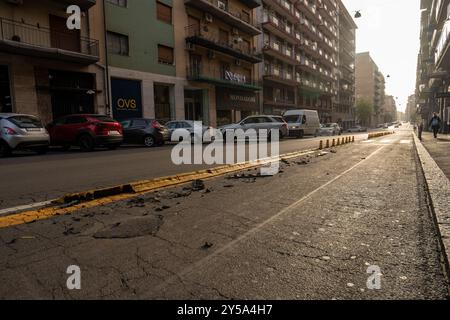 Catania, Italia - 20 maggio 2024: Blocchi stradali danneggiati. Foto Stock