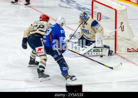 20.09.2024, DEL, Deutsche Eishockey Liga Saison 2024/25, 1. Spieltag: Adler Mannheim gegen Schwenninger Wild Wings Foto Stock