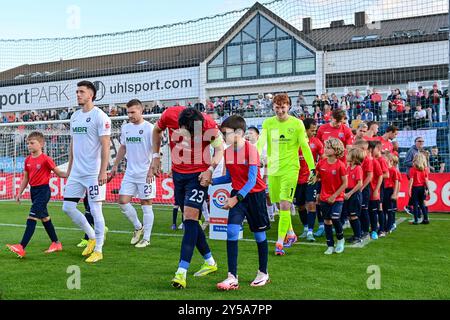 Unterhaching, Deutschland. 20 settembre 2024. Einlauf der Mannschaften, 20.09.2024, Unterhaching (Deutschland), Fussball, 3. LIGA, SPVGG UNTERHACHING - FC ERZGEBIRGE AUE, LE NORMATIVE DFB/DFL VIETANO QUALSIASI USO DI FOTOGRAFIE COME SEQUENZE DI IMMAGINI E/O QUASI-VIDEO. Credito: dpa/Alamy Live News Foto Stock