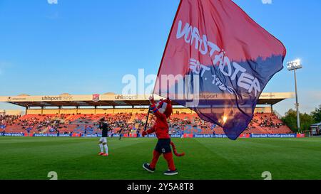 Unterhaching, Deutschland. 20 settembre 2024. DAS Unterhachinger Maskottchen FONSI läuft vor dem Spiel mit Haching-Fahne über den Platz, 20.09.2024, Unterhaching (Deutschland), Fussball, 3. LIGA, SPVGG UNTERHACHING - FC ERZGEBIRGE AUE, LE NORMATIVE DFB/DFL VIETANO QUALSIASI USO DI FOTOGRAFIE COME SEQUENZE DI IMMAGINI E/O QUASI-VIDEO. Credito: dpa/Alamy Live News Foto Stock