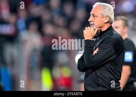 Unterhaching, Deutschland. 20 settembre 2024. Allenatore Pavel Dotchev (FC Erzgebirge Aue) nachdenklich, 20.09.2024, Unterhaching (Deutschland), Fussball, 3. LIGA, SPVGG UNTERHACHING - FC ERZGEBIRGE AUE, LE NORMATIVE DFB/DFL VIETANO QUALSIASI USO DI FOTOGRAFIE COME SEQUENZE DI IMMAGINI E/O QUASI-VIDEO. Credito: dpa/Alamy Live News Foto Stock