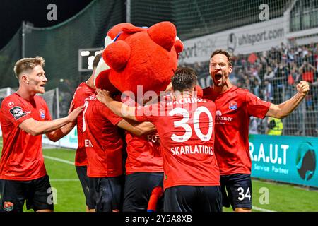 Unterhaching, Deutschland. 20 settembre 2024. Unterhachinger Spieler und Maskottchen FONSI mit Torjubel, Jubel, Torjubel, Torerfolg, celebrare l'obiettivo, goal, Celebration, Jubel ueber das Tor, Optimistisch, Action, Aktion, 20.09.2024, Unterhaching (Deutschland), Fussball, 3. LIGA, SPVGG UNTERHACHING - FC ERZGEBIRGE AUE, LE NORMATIVE DFB/DFL VIETANO QUALSIASI USO DI FOTOGRAFIE COME SEQUENZE DI IMMAGINI E/O QUASI-VIDEO. Credito: dpa/Alamy Live News Foto Stock