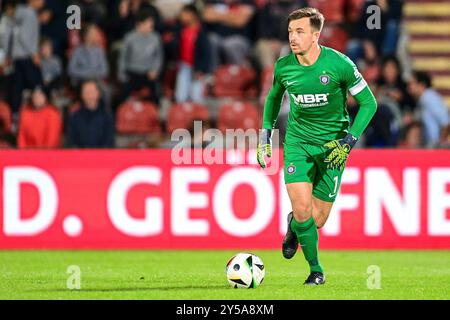 Unterhaching, Deutschland. 20 settembre 2024. Martin Männel (Torwart, Aue, 1) AM Ball, äfs, 20.09.2024, Unterhaching (Deutschland), Fussball, 3. LIGA, SPVGG UNTERHACHING - FC ERZGEBIRGE AUE, LE NORMATIVE DFB/DFL VIETANO QUALSIASI USO DI FOTOGRAFIE COME SEQUENZE DI IMMAGINI E/O QUASI-VIDEO. Credito: dpa/Alamy Live News Foto Stock