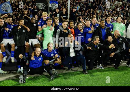 Den Bosch, Paesi Bassi. 20 settembre 2024. DEN BOSCH, PAESI BASSI - 20 SETTEMBRE: I giocatori del FC Den Bosch celebrano la vittoria durante la partita olandese Keuken Kampioen Divisie tra il FC Den Bosch e l'FC Emmen allo Stadion De Vliert il 20 settembre 2024 a Den Bosch, Paesi Bassi. (Foto di Broer van den Boom/Orange Pictures) credito: Orange Pics BV/Alamy Live News Foto Stock