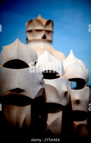 Barcellona, Spagna, 4 settembre 2008, i camini unici in cima alla Casa Milà mostrano Gaudís iconico stile architettonico nel vibrante Passeig de Gràcia di Barcelonas. Foto Stock