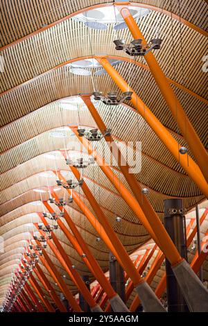 Madrid, Spagna, 1 novembre 2008, le innovative strutture in legno e metallo creano un design impressionante del soffitto presso il terminal T4 degli aeroporti di Barajas a Madrid Foto Stock