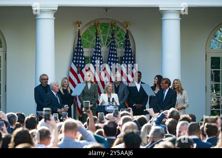 Washington, Stati Uniti. 20 settembre 2024. La First Lady statunitense Dr. Jill Biden pronuncia le sue osservazioni in occasione del 25° anniversario della serie televisiva The West Wing nel Rose Garden alla Casa Bianca di Washington, DC, venerdì 20 settembre 2024. (Foto di Annabelle Gordon/Sipa USA) credito: SIPA USA/Alamy Live News Foto Stock