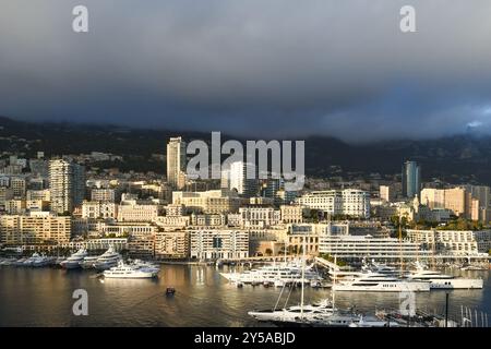 Vista di Monte Carlo con Porto Ercole, in uso fin dai tempi antichi e completamente ricostruito nel XX secolo, a Monte Carlo, Principato di Monaco Foto Stock