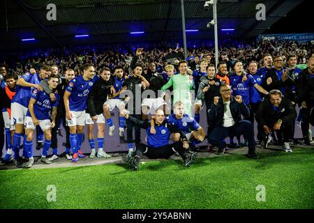 Den Bosch, Paesi Bassi. 20 settembre 2024. DEN BOSCH, PAESI BASSI - 20 SETTEMBRE: I giocatori del FC Den Bosch celebrano la vittoria durante la partita olandese Keuken Kampioen Divisie tra il FC Den Bosch e l'FC Emmen allo Stadion De Vliert il 20 settembre 2024 a Den Bosch, Paesi Bassi. (Foto di Broer van den Boom/Orange Pictures) credito: dpa/Alamy Live News Foto Stock