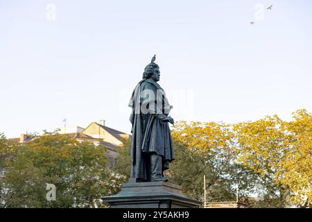 Beethoven Denkmal auf dem Bonner Münsterplatz - 20.09.2024. DAS Beethoven-Denkmal auf dem Münsterplatz a Bonn. Auf dem Kopf verweillt eine Taube. Im Hintergrund erhebt sich das historische Postamt, eine beeindruckende Kulisse für das Denkmal des berühmten Komponisten. Bonn Innenstadt Nordrhein-Westfalen Deutschland *** Monumento di Beethoven a Bonns Münsterplatz 20 09 2024 il monumento di Beethoven A Münsterplatz a Bonn Una colomba strizza sulla testa sullo sfondo sorge lo storico ufficio postale, uno sfondo impressionante per il monumento al famoso compositore Bonn centro della Renania settentrionale-Vestfalia G. Foto Stock