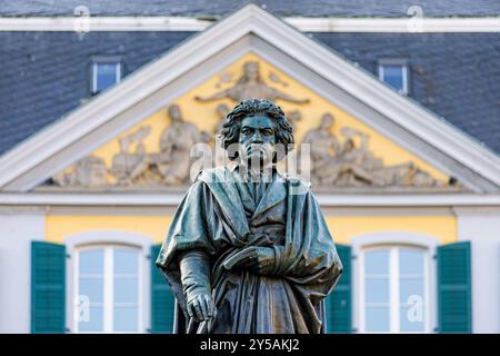 Beethoven Denkmal auf dem Bonner Münsterplatz - 20.09.2024. DAS Beethoven-Denkmal auf dem Münsterplatz a Bonn. Im Hintergrund erhebt sich das historische Postamt, eine beeindruckende Kulisse für das Denkmal des berühmten Komponisten. Bonn Innenstadt Nordrhein-Westfalen Deutschland *** Monumento di Beethoven a Bonns Münsterplatz 20 09 2024 il monumento di Beethoven a Münsterplatz a Bonn lo storico ufficio postale sorge sullo sfondo, uno sfondo impressionante per il monumento al famoso compositore Bonn centro città Renania settentrionale-Vestfalia Germania Copyright: XBonn.digitalx/xMarcxJohnx Foto Stock