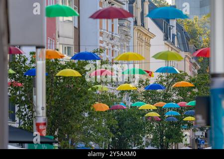 Bonner Friedrichstraße wird zur 17 Ziele zone die Bonner Innenstadt wird während der SDG-Tage zum Schaufenster für eine nachhaltige Zukunft. Die Friedrichstraße verwandelt sich mit einem kunstvollen Schirmdach in den Farben der 17 un-Nachhaltigkeitsziele in eine lebendige 17-Ziele-zone, Die bis zum 01. Oktober 2024 zum Verweilen und Entdecken einlädt. Bonn Innenstadt Nordrhein-Westfalen Deutschland *** Bonns Friedrichstraße diventa una zona a 17 obiettivi durante i giorni dell'SDG, il centro di Bonn diventa una vetrina per un futuro sostenibile Friedrichstraße si trasforma in una vivace zona a 17 obiettivi con una Foto Stock