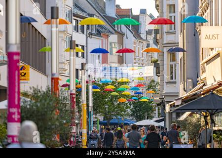 Bonner Friedrichstraße wird zur 17 Ziele zone die Bonner Innenstadt wird während der SDG-Tage zum Schaufenster für eine nachhaltige Zukunft. Die Friedrichstraße verwandelt sich mit einem kunstvollen Schirmdach in den Farben der 17 un-Nachhaltigkeitsziele in eine lebendige 17-Ziele-zone, Die bis zum 01. Oktober 2024 zum Verweilen und Entdecken einlädt. Bonn Innenstadt Nordrhein-Westfalen Deutschland *** Bonns Friedrichstraße diventa una zona a 17 obiettivi durante i giorni dell'SDG, il centro di Bonn diventa una vetrina per un futuro sostenibile Friedrichstraße si trasforma in una vivace zona a 17 obiettivi con una Foto Stock