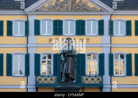 Beethoven Denkmal auf dem Bonner Münsterplatz - 20.09.2024. DAS Beethoven-Denkmal auf dem Münsterplatz a Bonn. Im Hintergrund erhebt sich das historische Postamt, eine beeindruckende Kulisse für das Denkmal des berühmten Komponisten. Bonn Innenstadt Nordrhein-Westfalen Deutschland *** Monumento di Beethoven a Bonns Münsterplatz 20 09 2024 il monumento di Beethoven a Münsterplatz a Bonn lo storico ufficio postale sorge sullo sfondo, uno sfondo impressionante per il monumento al famoso compositore Bonn centro città Renania settentrionale-Vestfalia Germania Copyright: XBonn.digitalx/xMarcxJohnx Foto Stock