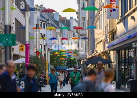 Bonner Friedrichstraße wird zur 17 Ziele zone die Bonner Innenstadt wird während der SDG-Tage zum Schaufenster für eine nachhaltige Zukunft. Die Friedrichstraße verwandelt sich mit einem kunstvollen Schirmdach in den Farben der 17 un-Nachhaltigkeitsziele in eine lebendige 17-Ziele-zone, Die bis zum 01. Oktober 2024 zum Verweilen und Entdecken einlädt. Bonn Innenstadt Nordrhein-Westfalen Deutschland *** Bonns Friedrichstraße diventa una zona a 17 obiettivi durante i giorni dell'SDG, il centro di Bonn diventa una vetrina per un futuro sostenibile Friedrichstraße si trasforma in una vivace zona a 17 obiettivi con una Foto Stock