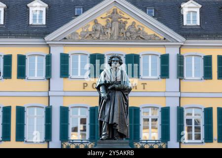 Beethoven Denkmal auf dem Bonner Münsterplatz - 20.09.2024. DAS Beethoven-Denkmal auf dem Münsterplatz a Bonn. Im Hintergrund erhebt sich das historische Postamt, eine beeindruckende Kulisse für das Denkmal des berühmten Komponisten. Bonn Innenstadt Nordrhein-Westfalen Deutschland *** Monumento di Beethoven a Bonns Münsterplatz 20 09 2024 il monumento di Beethoven a Münsterplatz a Bonn lo storico ufficio postale sorge sullo sfondo, uno sfondo impressionante per il monumento al famoso compositore Bonn centro città Renania settentrionale-Vestfalia Germania Copyright: XBonn.digitalx/xMarcxJohnx Foto Stock