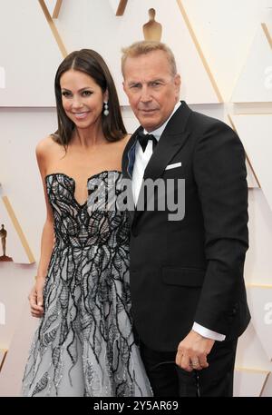 Christine Baumgartner e Kevin Costner ai premi annuali 94th dell'Accademia tenuti al Dolby Theatre di Los Angeles, USA il 27 marzo 2022. Foto Stock