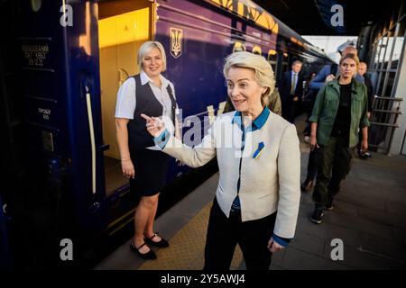 Kiew, Ucraina. 20 settembre 2024. Ursula von der Leyen (CDU), presidente della Commissione europea, si reca a piedi al treno della stazione centrale di Kiev per tornare in Polonia. Crediti: Christoph Soeder/dpa-ENR-Pool/dpa/Alamy Live News Foto Stock