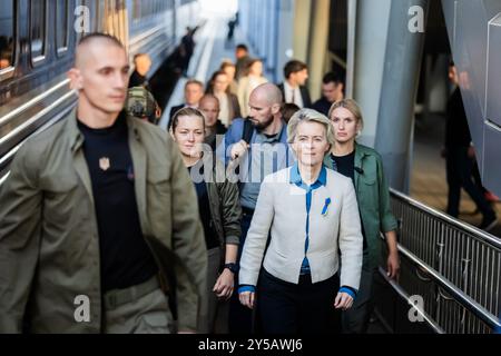 Kiew, Ucraina. 20 settembre 2024. Ursula von der Leyen (CDU), presidente della Commissione europea, si reca a piedi al treno della stazione centrale di Kiev per tornare in Polonia. Crediti: Christoph Soeder/dpa-ENR-Pool/dpa/Alamy Live News Foto Stock