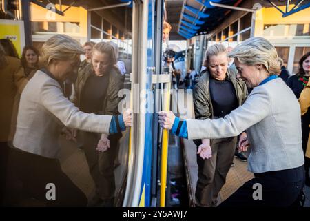 Kiew, Ucraina. 20 settembre 2024. Ursula von der Leyen (CDU), presidente della Commissione europea, sale sul treno alla stazione centrale di Kiev per tornare in Polonia. Crediti: Christoph Soeder/dpa-ENR-Pool/dpa/Alamy Live News Foto Stock