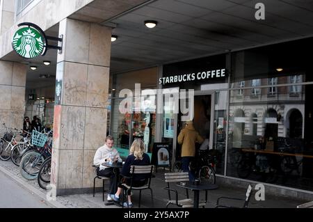 Copenhagen/Danimarca /13 settembre 2024/ Seattle, catena di stelle, Bucks Coffee Cafe nella capitale danese Copenhagen. (Foto. Francis Joseph Dean/Dean Pictures) (non per uso commerciale) Foto Stock
