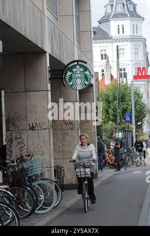 Copenhagen/Danimarca /13 settembre 2024/ Seattle, catena di stelle, Bucks Coffee Cafe nella capitale danese Copenhagen. (Foto. Francis Joseph Dean/Dean Pictures) (non per uso commerciale) Foto Stock