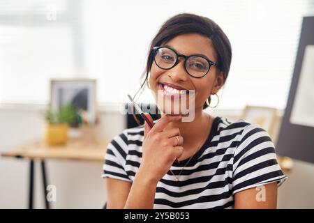 Ritratto, artista e donna in studio, pennello e creatività con sorriso, lavoro e freelance a casa. Pittore, felice e strumenti per l'arte, imprenditore Foto Stock