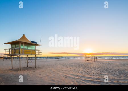 Glenelg Beach Surf, club salvavita, torre di osservazione al tramonto, Australia meridionale Foto Stock