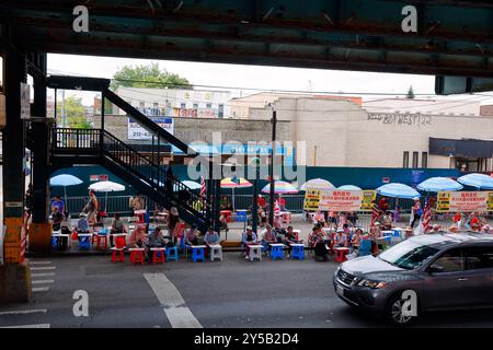 17 agosto 2024, Brooklyn, New York. Le persone che protestano contro una proposta della città di costruire un rifugio per senzatetto per soli uomini alla 2501 86th St nel quartiere di Gravesend. Il Dipartimento dei servizi sociali, in una risposta via e-mail a PIX11 News ha detto che il rifugio ospiterà 150 uomini che vivono senzatetto, compresi quelli che hanno problemi di salute mentale. Il rifugio sarà gestito dai VIP Community Services. I manifestanti che citano problemi di sicurezza contro la posizione non è il posto giusto per mettere un rifugio a causa del numero di scuole nelle vicinanze; un centro per anziani e un centro di assistenza diurna dall'altra parte della strada. Foto Stock