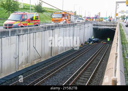 Verkehrsunfall a Stoccarda-Feuerbach: Fahrzeug der Deutschen Bahn überschlägt sich unterhalb der Auerbachbrücke und landet auf den Gleisen 03.08.2024: Heute Morgen ereignete sich auf der Heilbronner Straße unterhalb der Auerbachbrücke a Stoccarda-Feuerbach ein schwerer Verkehrsunfall. Ein Fahrzeug der Deutschen Bahn, ein Notfallmanager für den Güterverkehr, ist von der Fahrbahn abgekommen, Hat das Geländer durchbrochen und landete in Dachlage auf den Gleisanlagen. DAS Fahrzeug War mit zwei Personen besetzt, die beide schwer verletzt wurden und von der Feuerwehr gerettet werden mussten. Die U Foto Stock