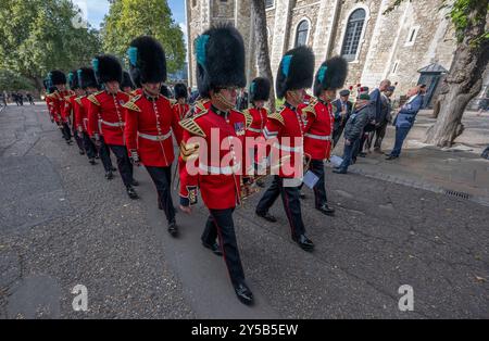 Città di Londra, Regno Unito. 16 settembre 2024. Il Royal Regiment of Fusiliers marciò attraverso la City of London nel loro 350° anno, esercitando la loro libertà della città e per celebrare il centenario del privilegio conferito al reggimento. I privilegi risalenti al 13 ottobre 1924 consentono al reggimento di esercitare il diritto di marciare attraverso la City di Londra con battitori, colpi di batteria, e baionette fissate in una parata dalla Torre di Londra alla Guildhall. Immagine: Banda delle guardie irlandesi in arrivo alla Torre di Londra. Foto Stock