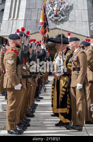 Città di Londra, Regno Unito. 16 settembre 2024. Il Royal Regiment of Fusiliers marciò attraverso la City of London nel loro 350° anno, esercitando la loro libertà della città e per celebrare il centenario del privilegio conferito al reggimento. I privilegi risalenti al 13 ottobre 1924 consentono al reggimento di esercitare il diritto di marciare attraverso la City di Londra con battitori, colpi di batteria, e baionette fissate in una parata dalla Torre di Londra alla Guildhall. Foto Stock