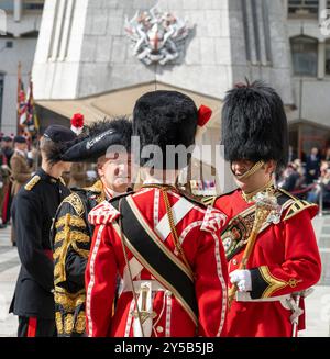 Città di Londra, Regno Unito. 16 settembre 2024. Il Royal Regiment of Fusiliers marciò attraverso la City of London nel loro 350° anno, esercitando la loro libertà della città e per celebrare il centenario del privilegio conferito al reggimento. I privilegi risalenti al 13 ottobre 1924 consentono al reggimento di esercitare il diritto di marciare attraverso la City di Londra con battitori, colpi di batteria, e baionette fissate in una parata dalla Torre di Londra alla Guildhall. Foto Stock