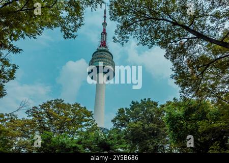 Seoul, Corea - 26 agosto 2024 - Vista dall'angolo basso della Namsan Seoul Tower Foto Stock