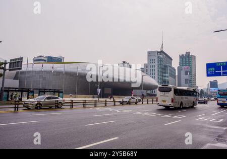 Vista sulla strada del Dongdaemun Design Plaza a Seoul, Corea Foto Stock