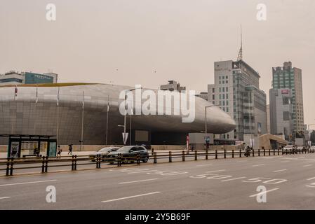 Vista sulla strada del Dongdaemun Design Plaza a Seoul, Corea Foto Stock