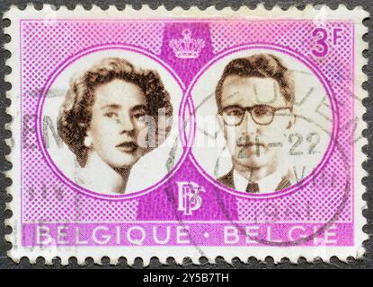 Francobollo cancellato stampato dal Belgio, che mostra Re Baudouin e Dona Fabiola de Mora y Aragon, intorno al 1960. Foto Stock