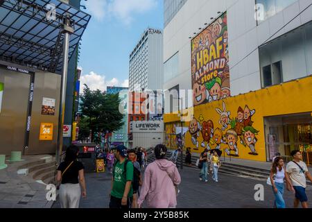 Seoul, Corea - 25 agosto 2024 - fotografia di strada di negozi e persone nella zona di Myeong-dong Foto Stock