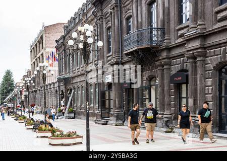 Gyumri, Armenia - 19 luglio 2024: Turisti sulla via pedonale Abovyan nella città vecchia di Gyumri in un giorno estivo coperto Foto Stock