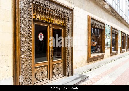 Gyumri, Armenia - 19 luglio 2024: Porte intagliate del Gyumri Puppet Theater dal nome di Stepan Alikhanyan sulla Abovyan Walking Street nel centro storico di Gyumri, c Foto Stock