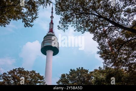 Seoul, Corea - 26 agosto 2024 - Vista dall'angolo basso della Namsan Seoul Tower Foto Stock