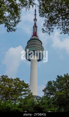 Seoul, Corea - 26 agosto 2024 - Vista dall'angolo basso della Namsan Seoul Tower Foto Stock