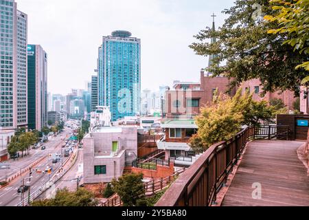 Seoul, Corea - 26 agosto 2024 - edifici moderni visti dalla funivia Namsan Foto Stock