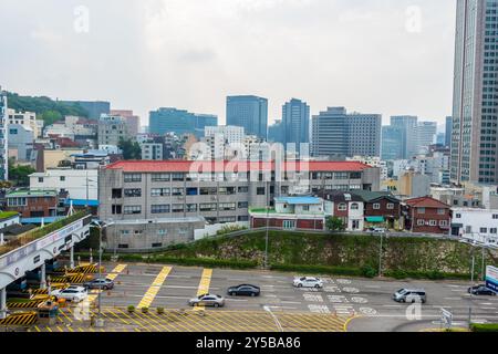 Seoul, Corea - 26 agosto 2024 - edifici moderni visti dalla funivia Namsan Foto Stock